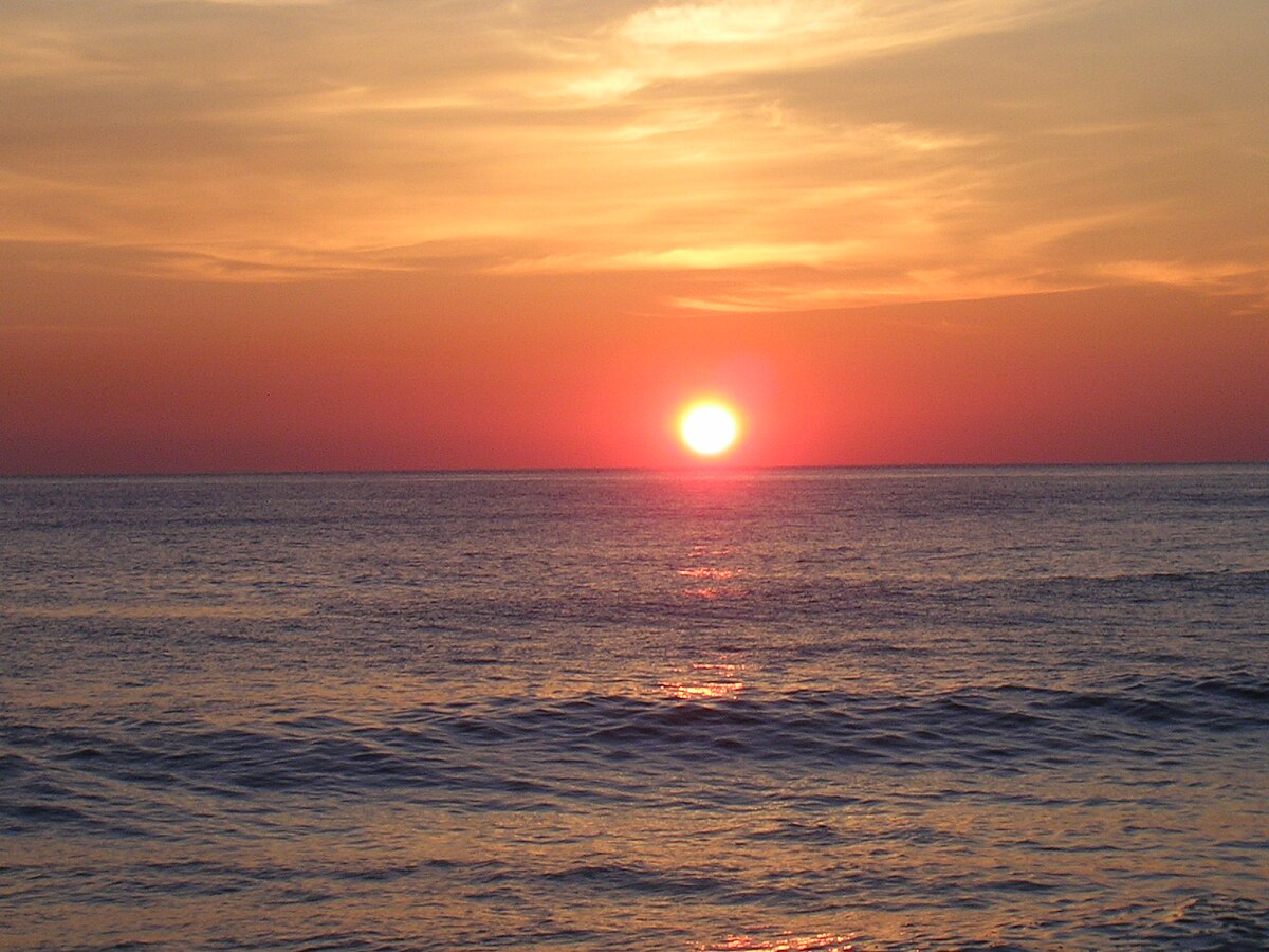 Full-orbed_sunrise_over_East_Sea_in_South_Korea.JPG